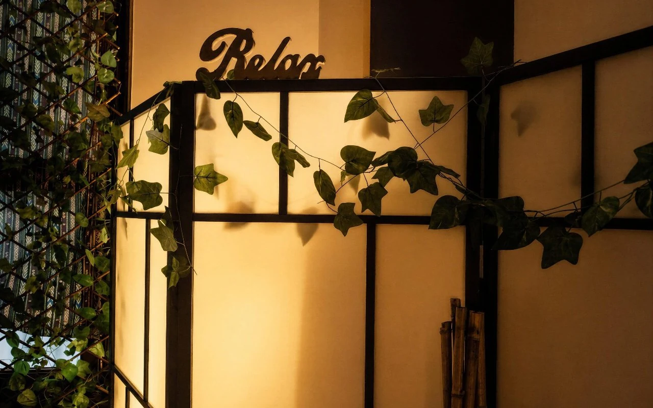 Biombo con el letrero Relax y decoración de la cabina de Bilbao-Abando