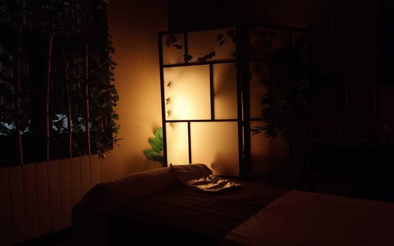 Camilla y biombo iluminado en una cabina de masaje Hilot Filipino de Bilbao-Abando