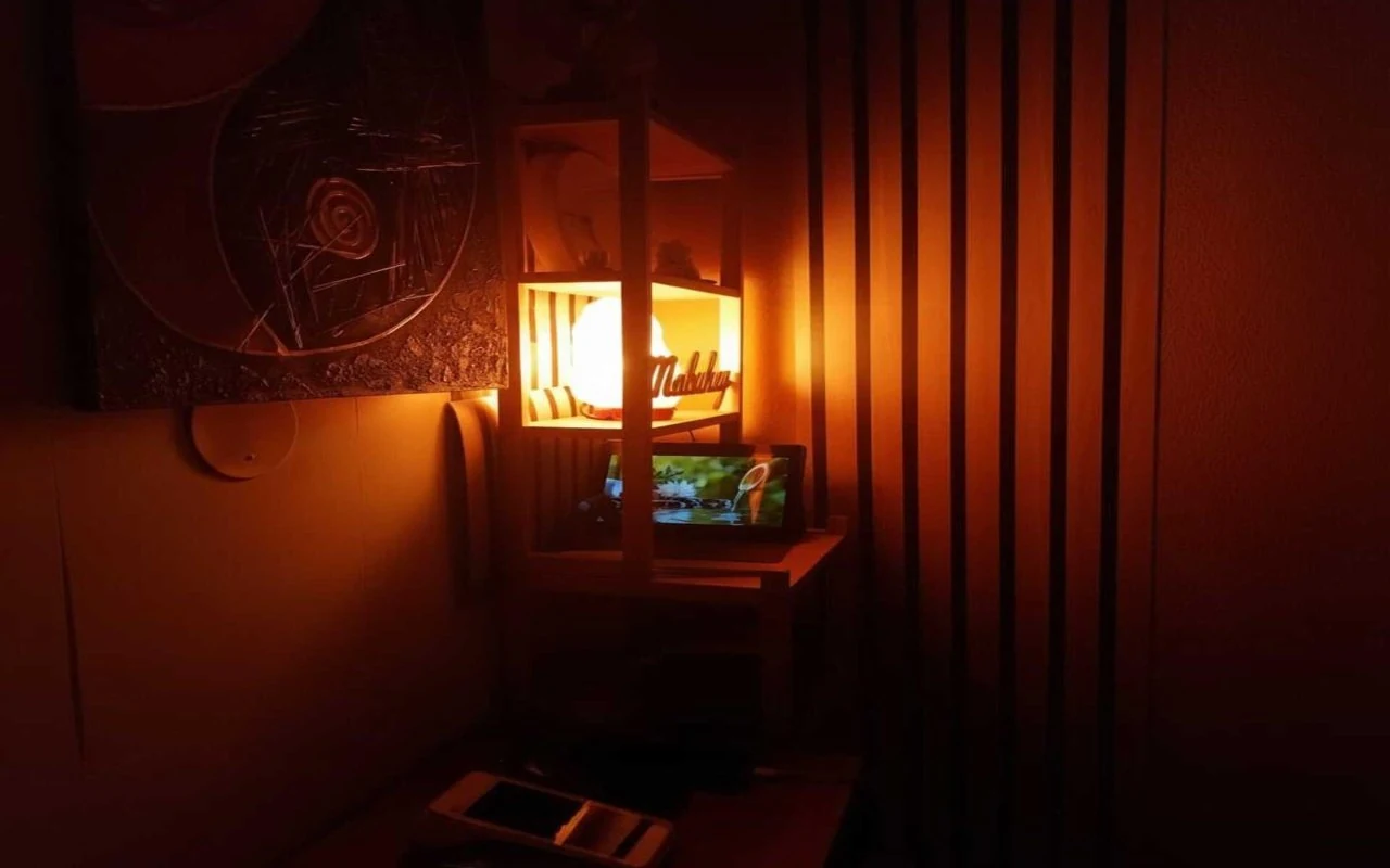 Lámpara de madera y luz cálida en la cabina Hilot Filipino de Bilbao-Abando